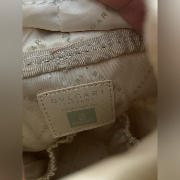 NWOT Bvlgari Travel Makeup Toiletries Organizer Drawstring Cream Cloth Gold Bag - Picture 4 of 11